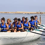 El remo solidario fomenta la inclusión y muestra su apoyo a la lucha contra el Cáncer de Mama en Dénia