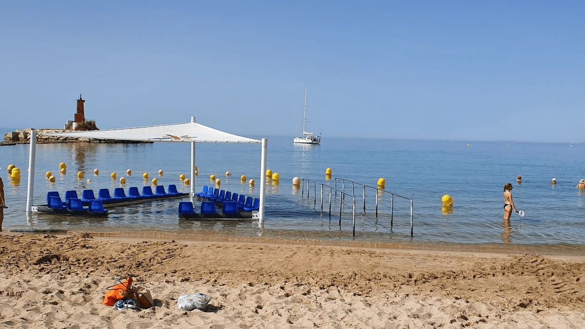 El programa de playas accesibles de la Vila Joiosa finaliza su temporada 2022 consolidando su éxito como oferta de baño seguro para residentes y visitantes